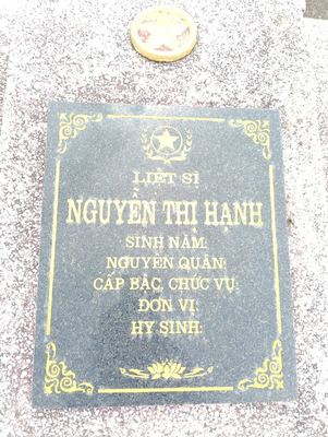 Ảnh bia mộ của liệt sĩ Nguyễn Thị Hạnh