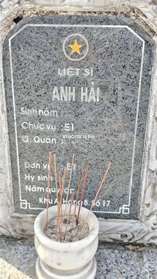 Ảnh bia mộ của liệt sĩ Anh Hải