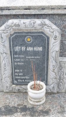Ảnh bia mộ của liệt sĩ Anh Hùng