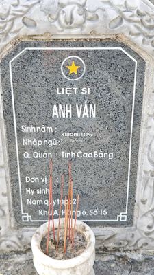 Ảnh bia mộ của liệt sĩ Anh Ván