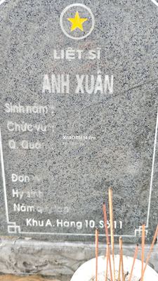 Ảnh bia mộ của liệt sĩ Anh Xuân
