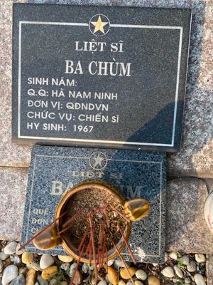 Ảnh bia mộ của liệt sĩ Ba Chùm