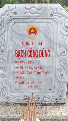 Ảnh bia mộ của liệt sĩ Bạch Trung Dũng