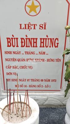 Ảnh bia mộ của liệt sĩ Bùi Đình Hùng