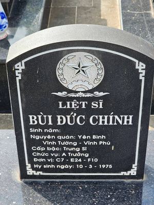Ảnh bia mộ của liệt sĩ Bùi Đức Chính