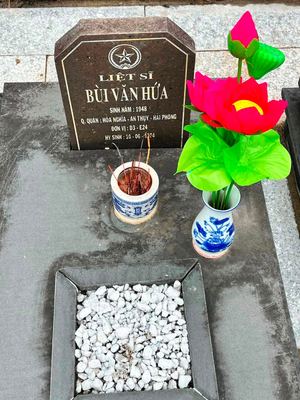 Ảnh bia mộ của liệt sĩ Bùi Huy Hứa