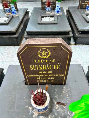 Ảnh bia mộ của liệt sĩ Bùi Khắc Bế