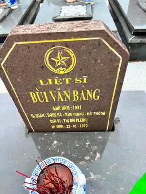 Ảnh bia mộ của liệt sĩ Bùi Văn Bạng