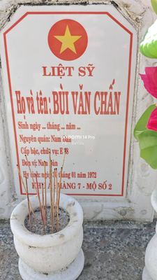 Ảnh bia mộ của liệt sĩ Bùi Văn Chấn