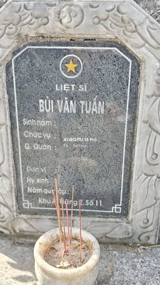 Bia mộ tại Quế Thọ - Huyện Núi Thành - Quảng Nam · ảnh: Be You — liệt sĩ BÙI VĂN TUẤN