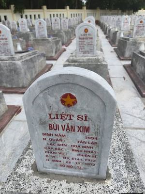 Ảnh bia mộ của liệt sĩ Bùi Văn Xim