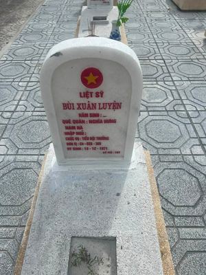 Bia mộ tại Nghĩa trang liệt sĩ Huyện Cam Lộ - tỉnh Quảng Trị · ảnh: Nguyen Hoa — liệt sĩ BÙI XUÂN LUYỆN