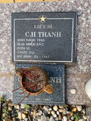 Bia mộ tại Nghĩa trang liệt sĩ Huyện Bến Cát - tỉnh Bình Dương · ảnh: Lê Phượng — liệt sĩ C.H THANH