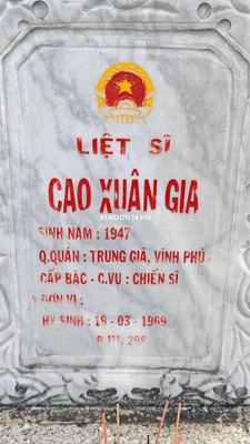 Ảnh bia mộ của liệt sĩ Cao Xuân Gia