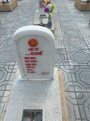 Ảnh bia mộ của liệt sĩ ...CHẾ