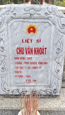 Ảnh bia mộ của liệt sĩ Chu Văn Khoắt