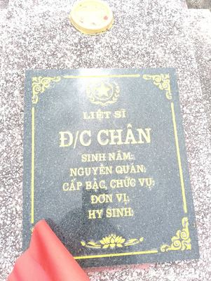 Ảnh bia mộ của liệt sĩ Đ/C CHÂN