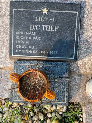 Ảnh bia mộ của liệt sĩ Đ/C Thép