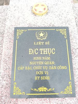 Bia mộ tại xã Hiền ninh - Xã Hiền Ninh - Huyện Quảng Ninh - Quảng Bình · ảnh: FB Nguyễn Hoàng Dương — liệt sĩ Đ/C THỰC