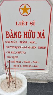 Ảnh bia mộ của liệt sĩ Đặng Hữu Na