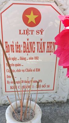 Ảnh bia mộ của liệt sĩ Đặng Văn Hẹn