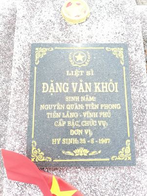 Ảnh bia mộ của liệt sĩ Đặng Văn Khôi