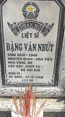 Ảnh bia mộ của liệt sĩ Đặng Văn Nhứt