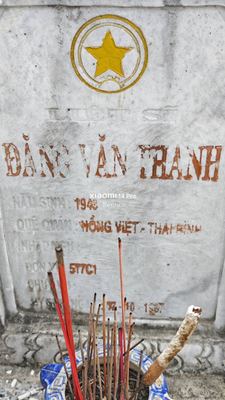 Ảnh bia mộ của liệt sĩ Đặng Văn Thanh
