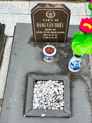 Ảnh bia mộ của liệt sĩ Đặng Văn Thiệu