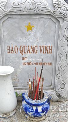 Ảnh bia mộ của liệt sĩ Đào Quang Vinh