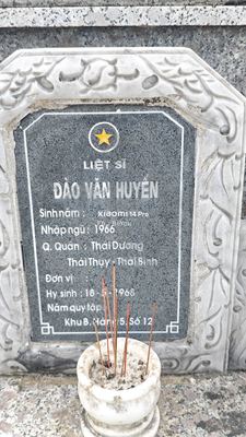 Bia mộ tại Quế Thọ - Huyện Núi Thành - Quảng Nam · ảnh: Be You — liệt sĩ ĐÀO VĂN HUYẾN