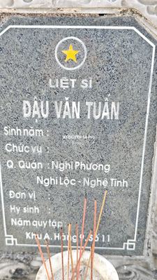 Ảnh bia mộ của liệt sĩ Đậu Văn Tuấn