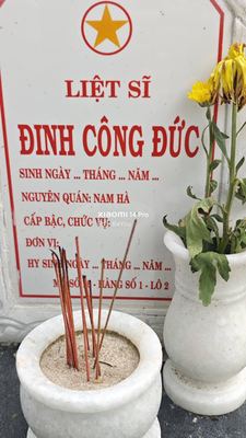 Ảnh bia mộ của liệt sĩ Đinh Công Đức