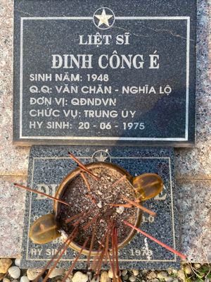 Ảnh bia mộ của liệt sĩ Đinh Công É