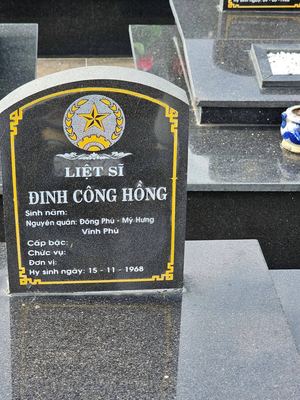 Ảnh bia mộ của liệt sĩ Đinh Công Hồng