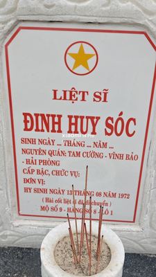 Ảnh bia mộ của liệt sĩ Đinh Huy Sóc