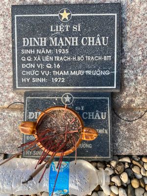 Ảnh bia mộ của liệt sĩ Đinh Mạnh Châu