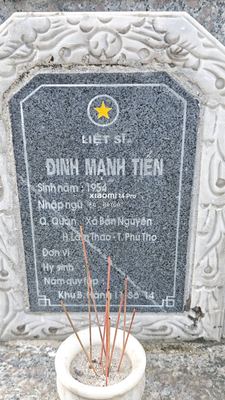 Bia mộ tại Quế Thọ - Huyện Núi Thành - Quảng Nam · ảnh: Be You — liệt sĩ ĐINH MẠNH TIẾN