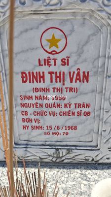 Bia mộ tại Nghĩa trang xã Bình Hải - Xã Bình Hải - Huyện Thăng Bình - Quảng Nam · ảnh: Be You — liệt sĩ ĐINH THỊ VÂN (ĐINH THỊ TRI)