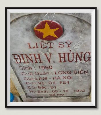 Ảnh bia mộ của liệt sĩ Đinh Văn Hùng