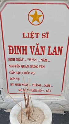 Ảnh bia mộ của liệt sĩ Đinh Văn Lan