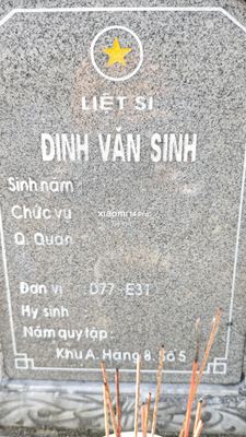Ảnh bia mộ của liệt sĩ Đinh Văn Sinh