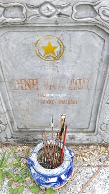 Ảnh bia mộ của liệt sĩ Đinh Văn Thư