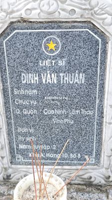 Ảnh bia mộ của liệt sĩ Đinh Văn Thuận