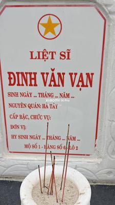 Ảnh bia mộ của liệt sĩ Đinh Văn Vạn