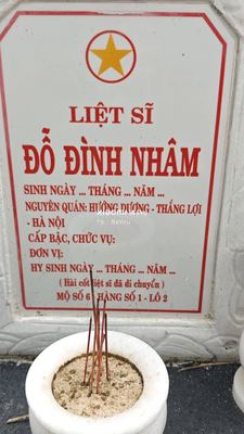 Ảnh bia mộ của liệt sĩ Đỗ Đình Nhâm