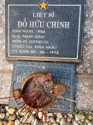 Ảnh bia mộ của liệt sĩ Đỗ Hữu Chính