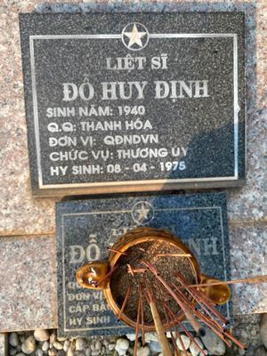 Ảnh bia mộ của liệt sĩ Đỗ Huy Định