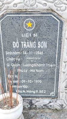 Bia mộ tại Quế Thọ - Huyện Núi Thành - Quảng Nam · ảnh: Be You — liệt sĩ ĐỖ TRÀNG SƠN
