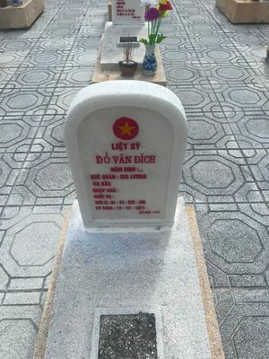 Bia mộ tại Nghĩa trang liệt sĩ Huyện Cam Lộ - tỉnh Quảng Trị · ảnh: Nguyen Hoa — liệt sĩ ĐỖ VĂN ĐÍCH